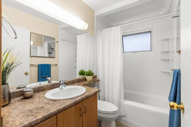 3bdrm 1040sqft Bungalow loaded w/ upgrades   26x24 dbl det Grg - Photo 8