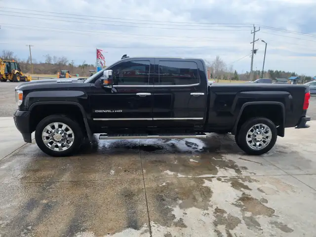 2018 GMC Sierra Denali 2500HD Duramax Diesel 4x4 - Photo 4
