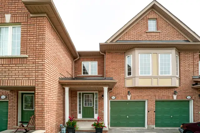 GORGEOUS TH-3 BDRMS,4 BATHS,FINISHED BASEMENT, HARDWOD-Mavis/401