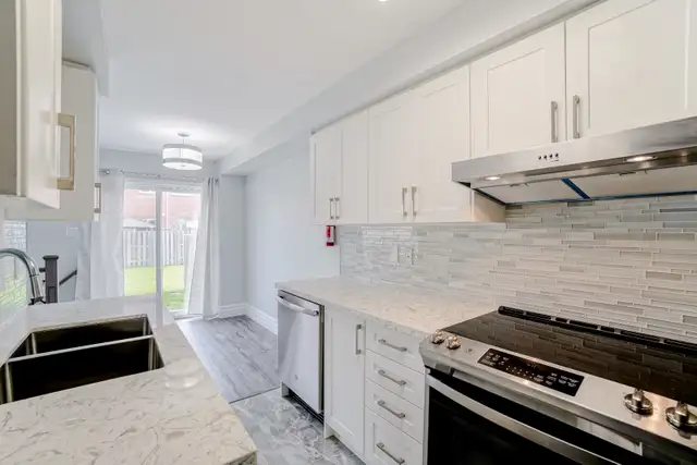 GORGEOUS TH-3 BDRMS,4 BATHS,FINISHED BASEMENT, HARDWOD-Mavis/401 - Photo 3