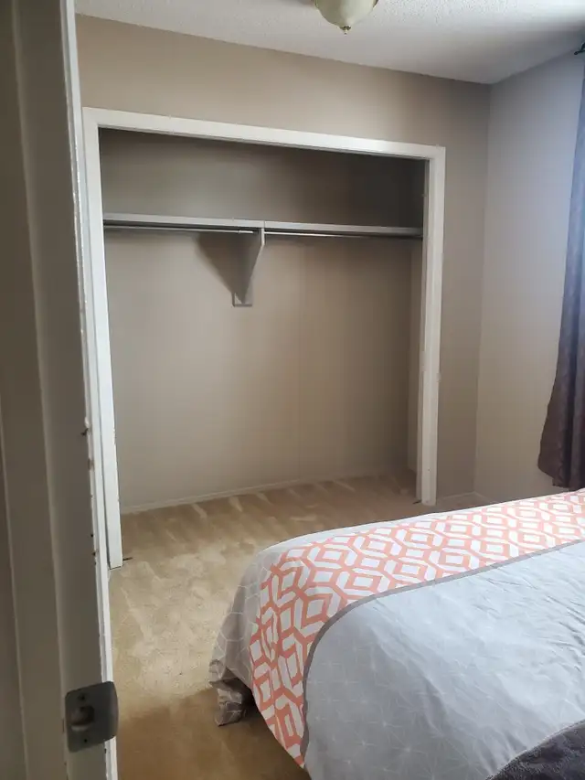 Bedroom for rent 3 min walk to Shawnessy C-Train - Photo 3