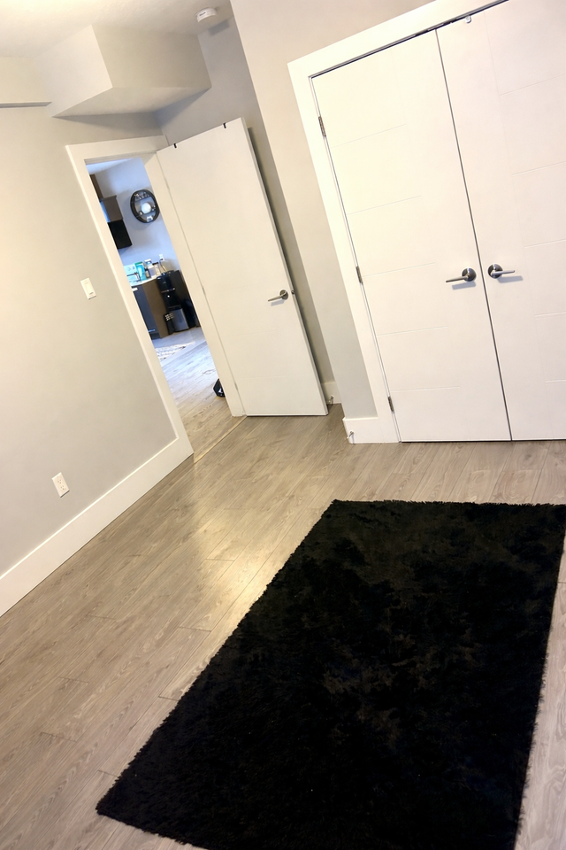 LARGE BASEMENT  :2 Bedroom,  IN suite  Laundry ,  Parking . - Photo 2