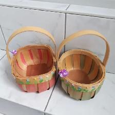 2 PANIERS NEUFS EN OSIER ROUGE DÉCORÉS EN VERT OR: $5.00 CHACUN
