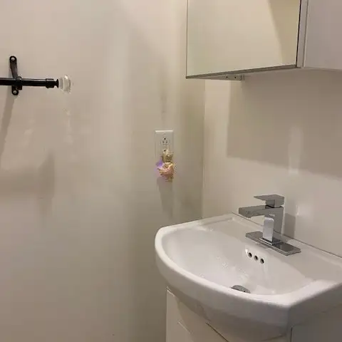 Peaceful Private Room In Angignon - Photo 3