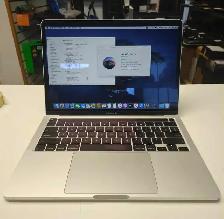 MacBook Pro 13' 2020 i5 Quad Core 16Go RAM 500Go SSD Iris Plus