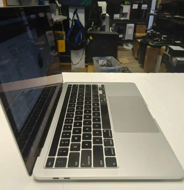 MacBook Pro 13' 2020 i5 Quad Core 16Go RAM 500Go SSD Iris Plus - Photo 2