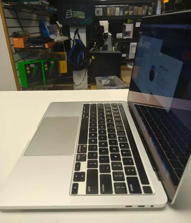 MacBook Pro 13' 2020 i5 Quad Core 16Go RAM 500Go SSD Iris Plus - Photo 3