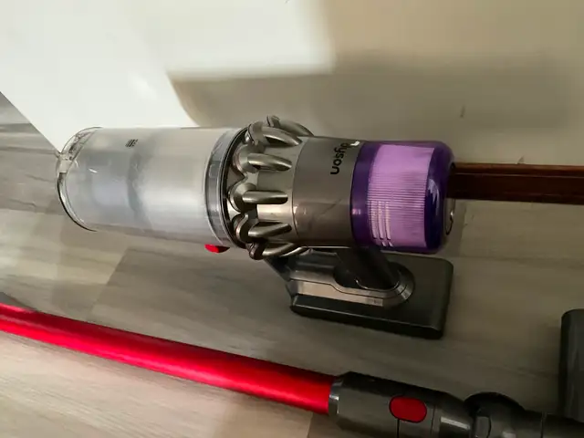 Dyson V11 Cordless Vacuum - Photo 2