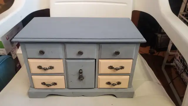 Jewelry Box - Musical - lovely condition - Only $10.00