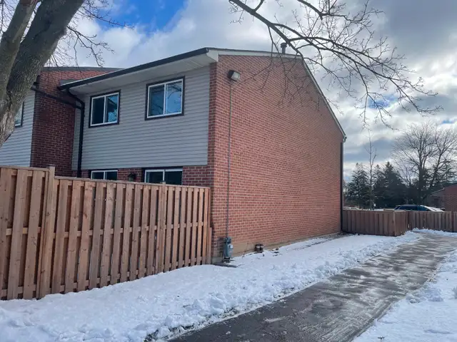 3 bd 2 washroom Corner Unit Townhouse for RENT in Mississauga! - Photo 2