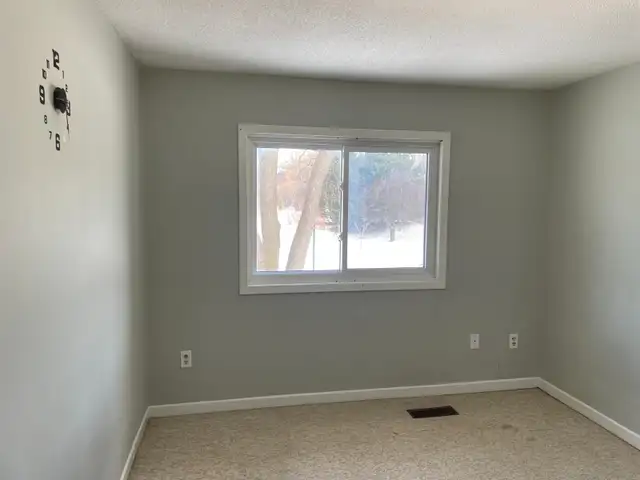 3 bd 2 washroom Corner Unit Townhouse for RENT in Mississauga! - Photo 4