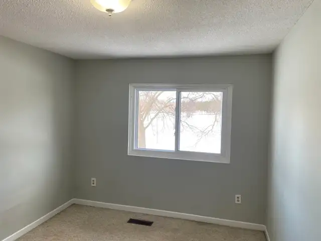 3 bd 2 washroom Corner Unit Townhouse for RENT in Mississauga! - Photo 5