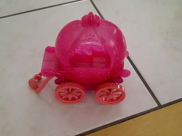 BEAU CAROSSE NEUF EN PLASTIQUE ROSE SOLIDE DE 6'DE HAUT:  $5.00 - Photo 3