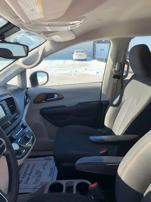 2017 Chrysler Pacifica LX - Photo 11