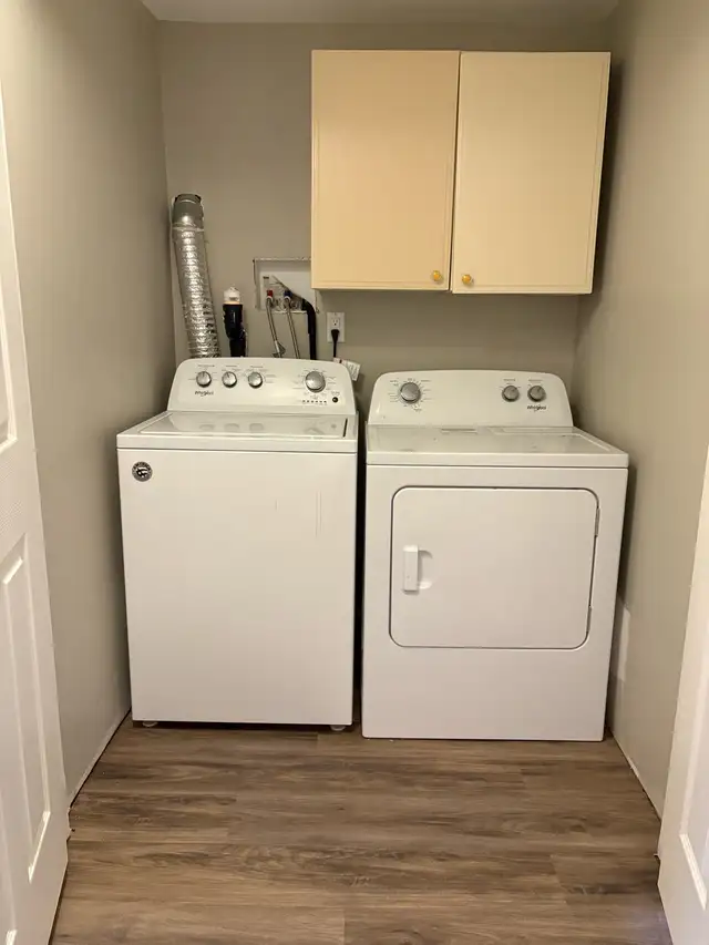 Renovated 2 Bedroom/ 1 Full Bathroom Unit Close To Kitchene - Photo 10