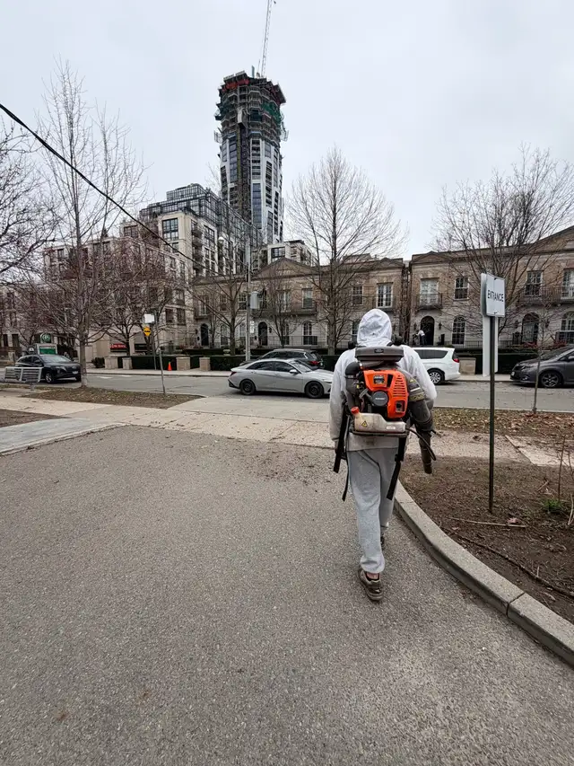 Hiring Landscaper Leads & Helpers: Good Pay & Good Environment - Photo 2