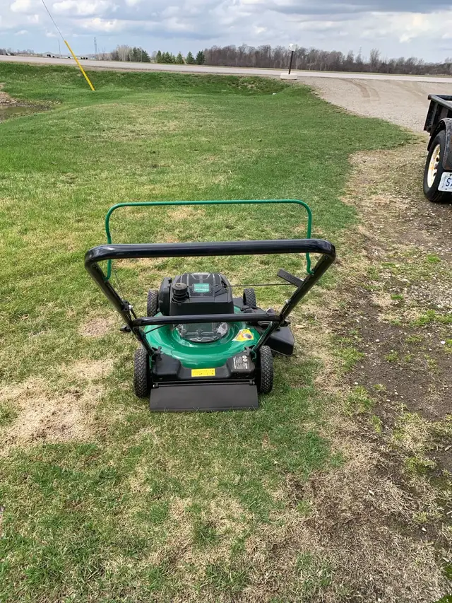 practically New lawn mower - Photo 2