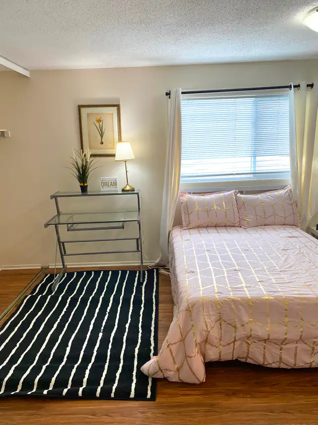 All-inclusive Master Bedroom with Private En Suite Bathroom - Photo 2