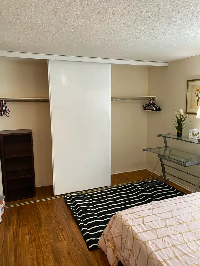 All-inclusive Master Bedroom with Private En Suite Bathroom - Photo 3