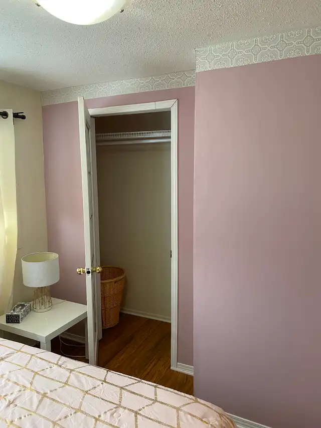 All-inclusive Master Bedroom with Private En Suite Bathroom - Photo 4