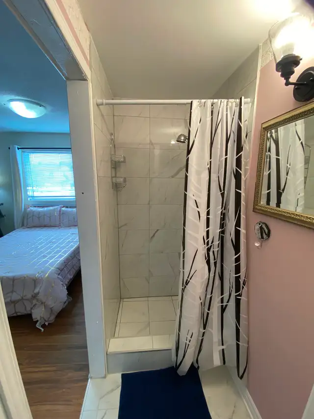 All-inclusive Master Bedroom with Private En Suite Bathroom - Photo 7