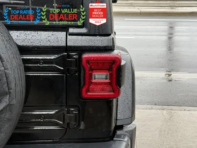 2019 Jeep Wrangler UNLIMITED SAHARA | ONE OWNER | LOADED - Photo 11