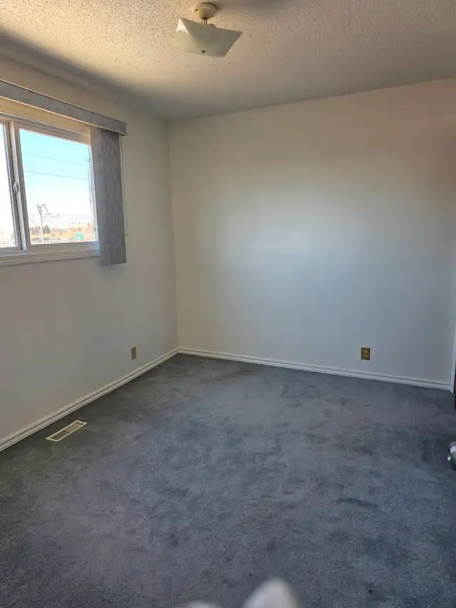 3 bedroom main level bungalow - Photo 9