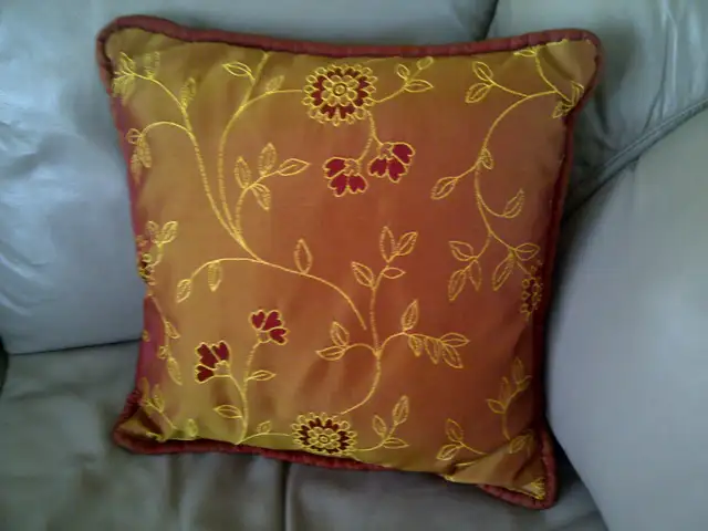 BEAU COUSSIN NEUF À FLEURS 16'x16' EN SATIN OR BOURGOGNE: $10.00 - Photo 2