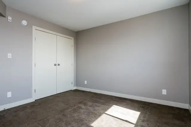 SPACIOUS 3 Bedroom Apartment In Steinbach! Move In Ready! - Photo 11
