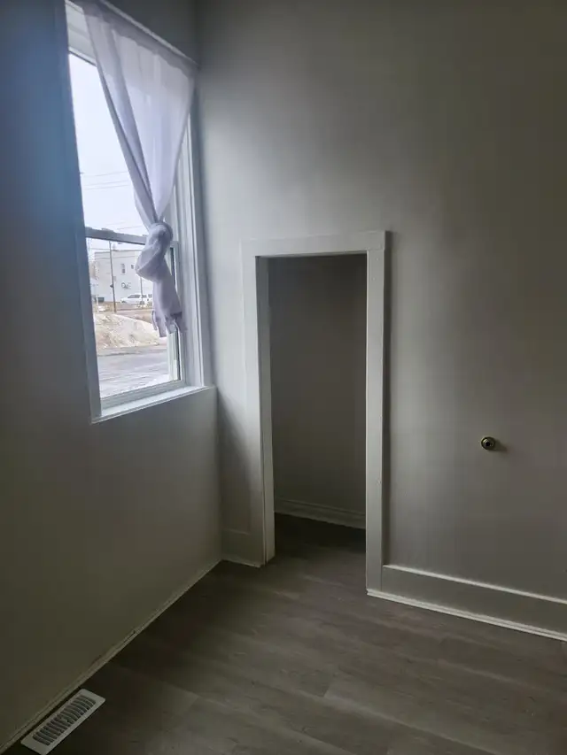 Student Rooms for Rent – Downtown Thunder Bay | $650–$800/mo Al - Photo 3