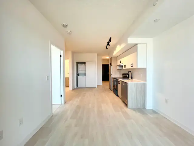 SPACIOUS & MODERN 1 BEDROOM   DEN & 1 BATH CONDO IN BURLINGTON!