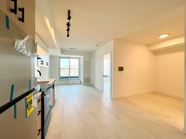 SPACIOUS & MODERN 1 BEDROOM   DEN & 1 BATH CONDO IN BURLINGTON! - Photo 2