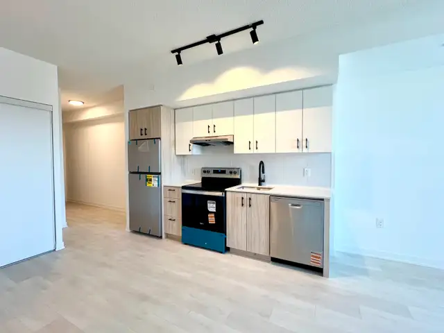 SPACIOUS & MODERN 1 BEDROOM   DEN & 1 BATH CONDO IN BURLINGTON! - Photo 4