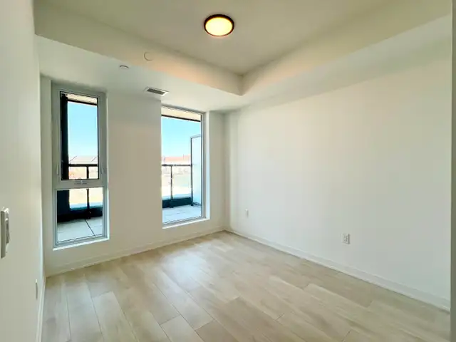 SPACIOUS & MODERN 1 BEDROOM   DEN & 1 BATH CONDO IN BURLINGTON! - Photo 5