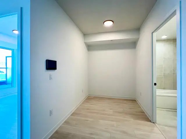 SPACIOUS & MODERN 1 BEDROOM   DEN & 1 BATH CONDO IN BURLINGTON! - Photo 7