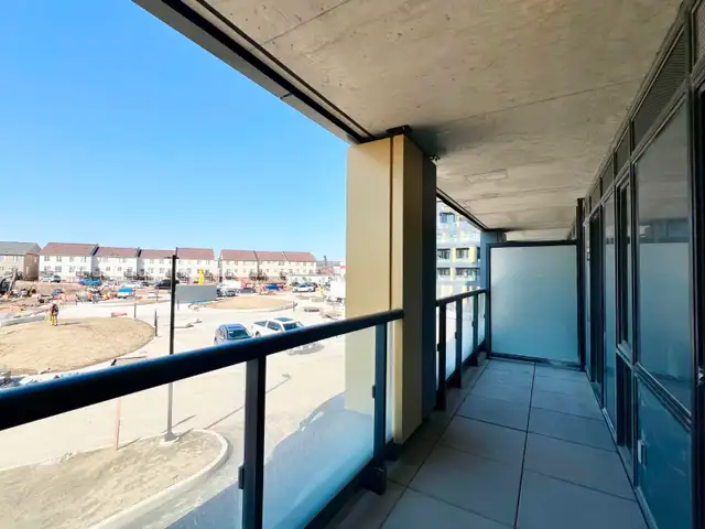 SPACIOUS & MODERN 1 BEDROOM   DEN & 1 BATH CONDO IN BURLINGTON! - Photo 8