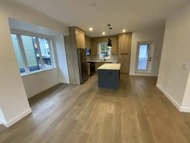 Exquisite 3 Bed   1 den Townhomes in Guildford for Rent! - Photo 2