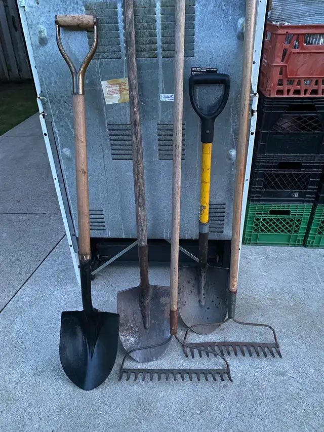 GARDEN TOOLS - SHOVELS / RAKE