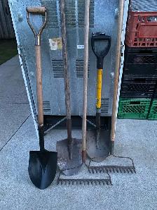 GARDEN TOOLS - SHOVELS / RAKE