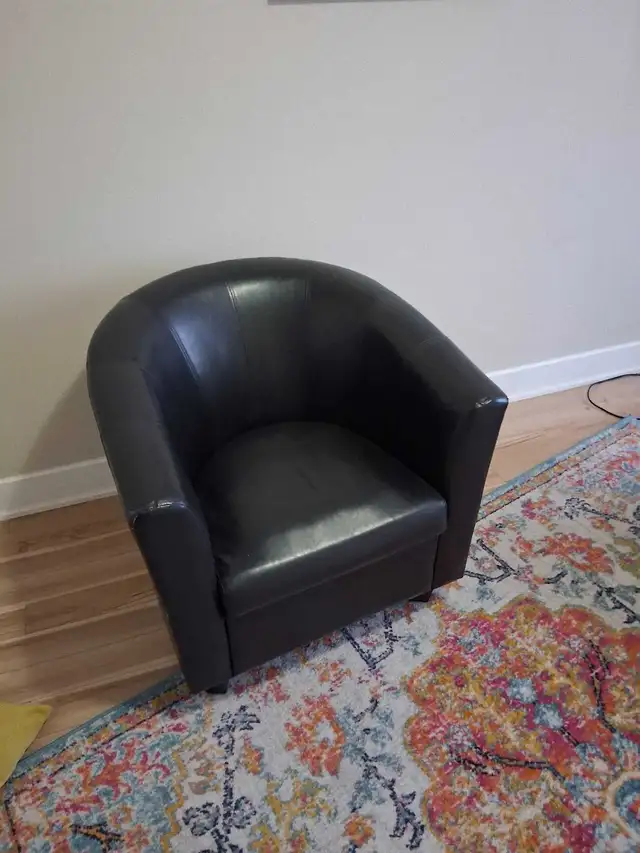 fauteuil demi lune noir en très bon etat 75$
