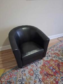 fauteuil demi lune noir en très bon etat 75$