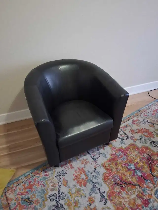 fauteuil demi lune noir en très bon etat 75$ - Photo 2