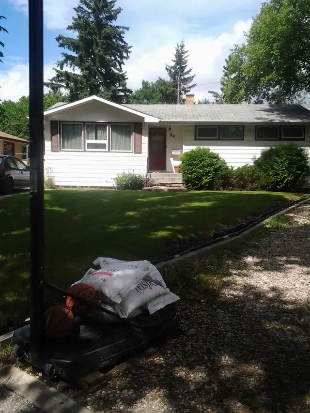 RENOVATED 4 BEDROOM BUNGALOW NEAR UNIVERSITY-$2500.00-APR. 15/26