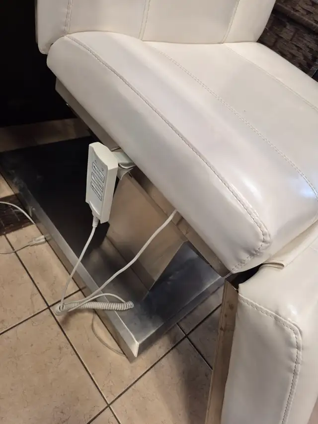 White esthetics chair like brand new.  not a scratch 514-885-213 - Photo 2