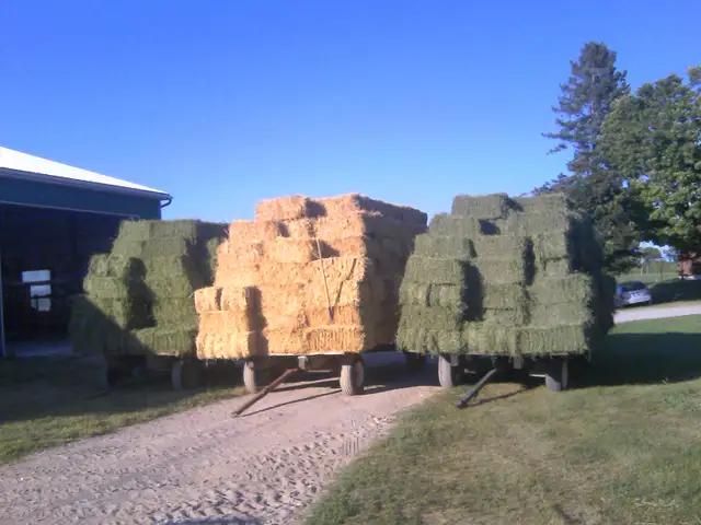 Straw bales - Photo 2