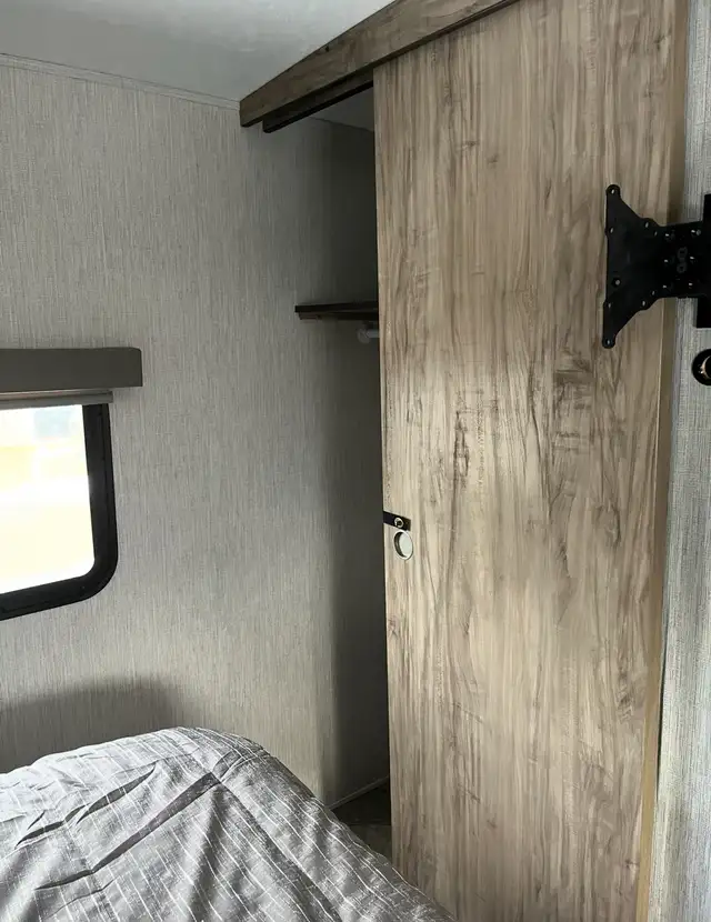 Description 2022 SolAire Ultra Lite 294DBHS - Photo 10