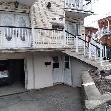 AHUNTSIC :  2 ½ Chauffé, éclairé, eau chaude, frigo poêle