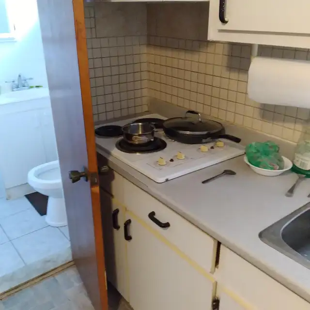 AHUNTSIC :  2 ½ Chauffé, éclairé, eau chaude, frigo poêle - Photo 3