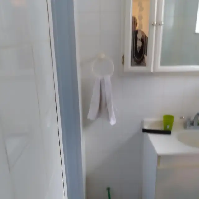 AHUNTSIC :  2 ½ Chauffé, éclairé, eau chaude, frigo poêle - Photo 5