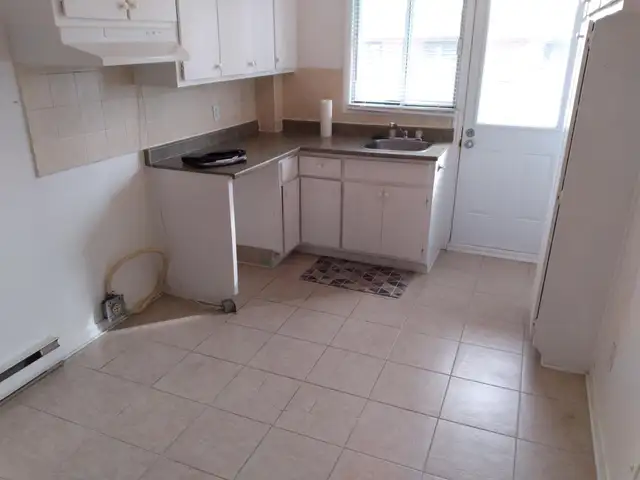 SAINT LEONARD – TRES TRES  GRAND 4 ½ HAUT TRIPLEX - PARC - Photo 3